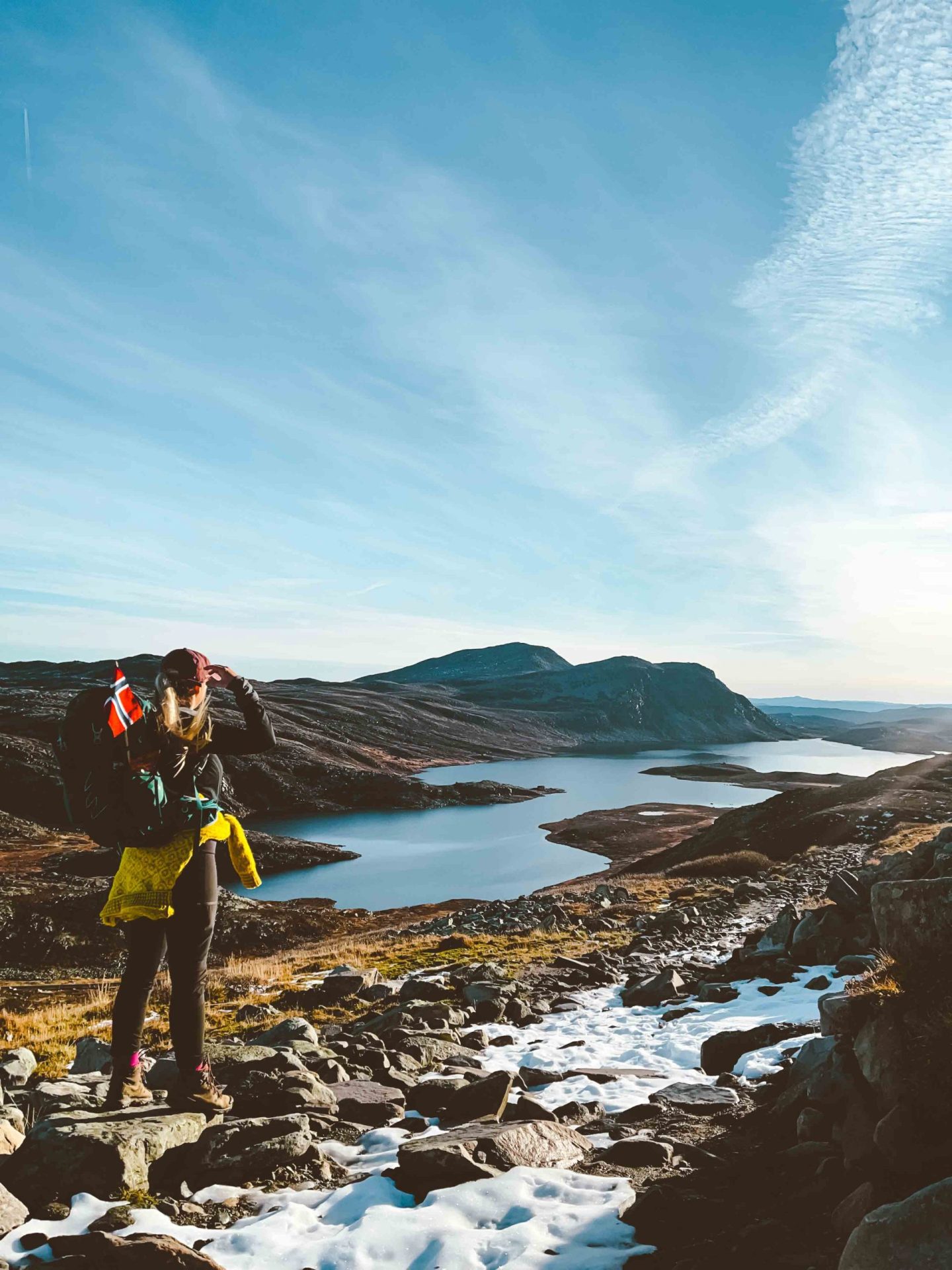 Dame nyter utsikt på vei til Gaustatoppen