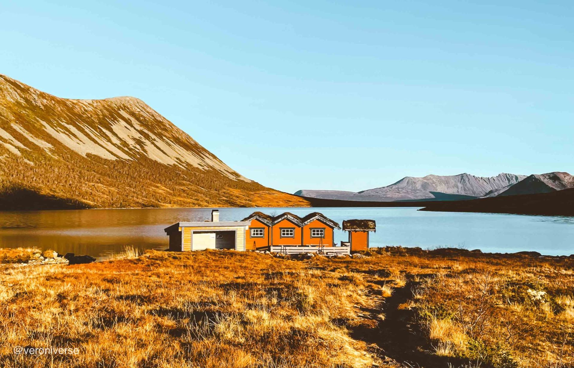 Gapahuk og små bygg ved Jutevatnet på Ørskogfjellet