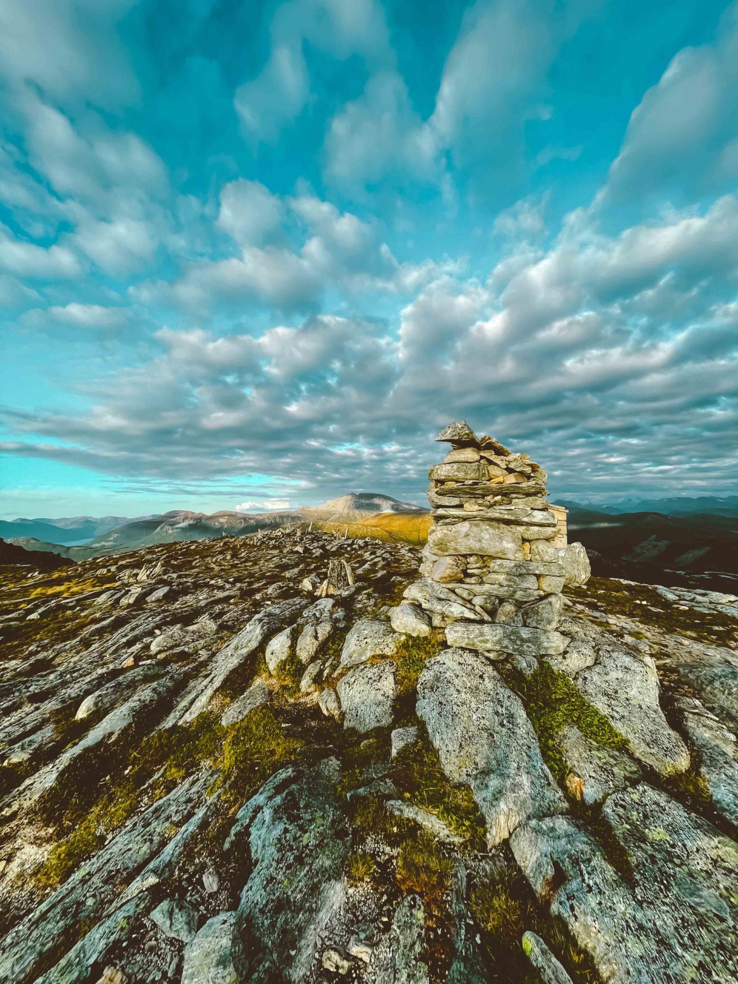Utsikt fra Grøtshornet på Vatne i Haram kommune. Varde på toppen