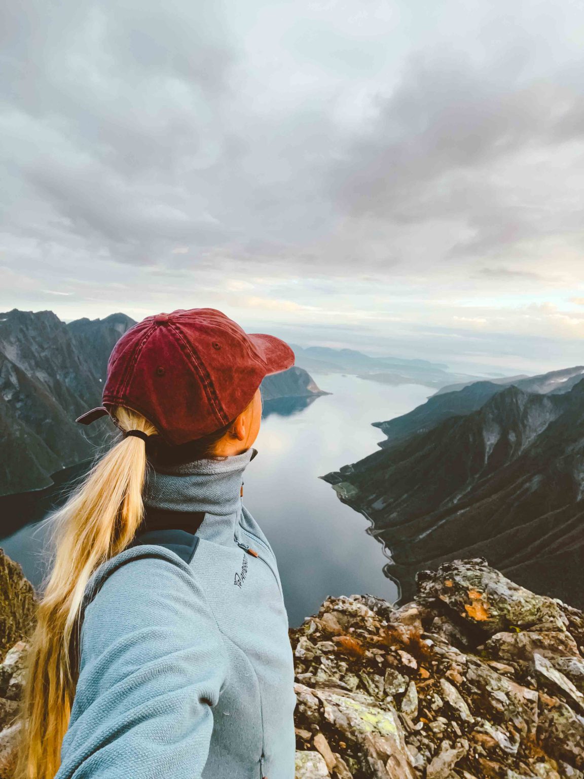 Dame ser utover Hjørundfjorden